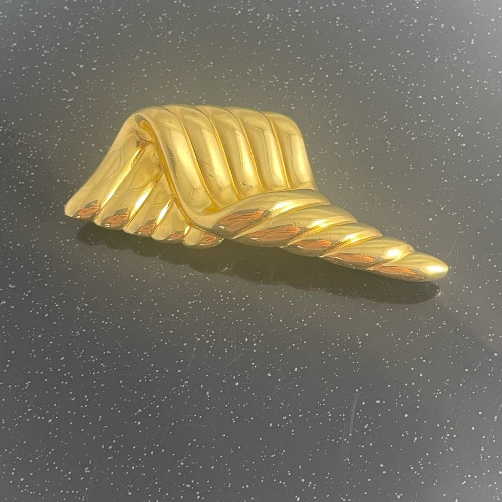 Gold Tone Wave Shell Brooch